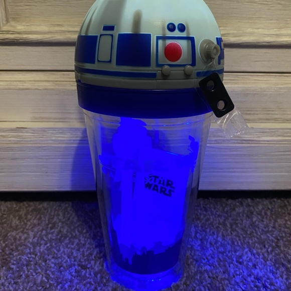 Star Wars Galaxy’s Edge 2019 Landing R2D2 Droid Light Up Sipper Cup - Picture 3 of 7